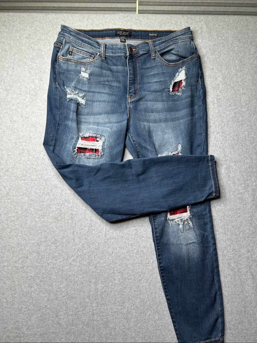 Judy Blue Distressed Jeans in Mid Blue with Red Patch Underlays‎